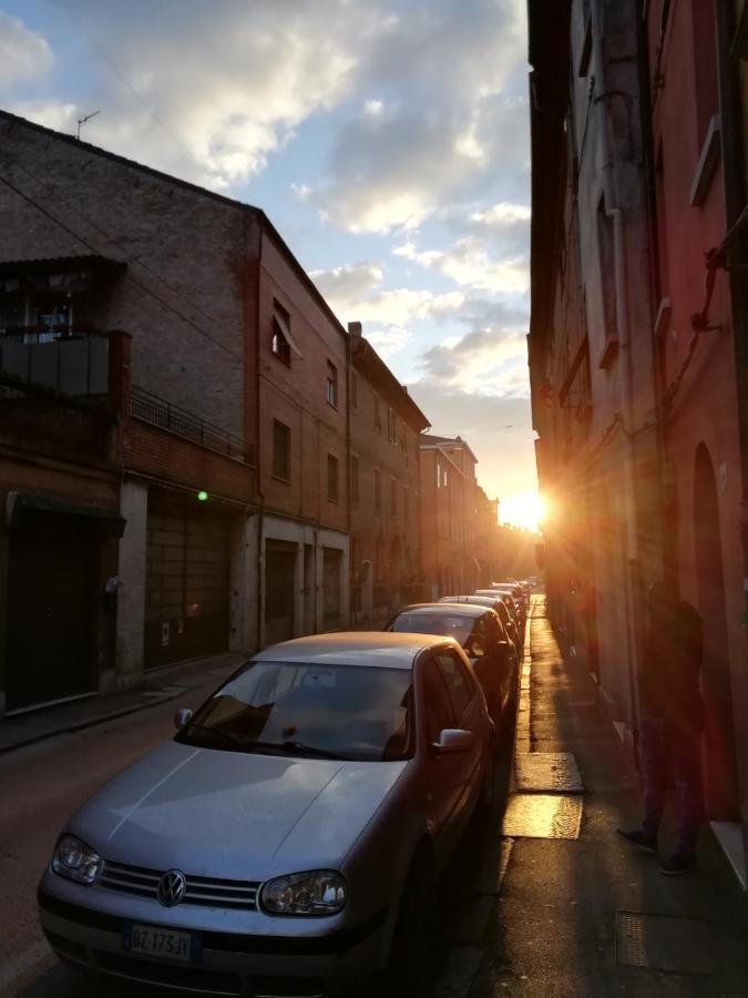Over The Rainbow - Cozy Studio In The Centre Of Ferrara Exterior foto